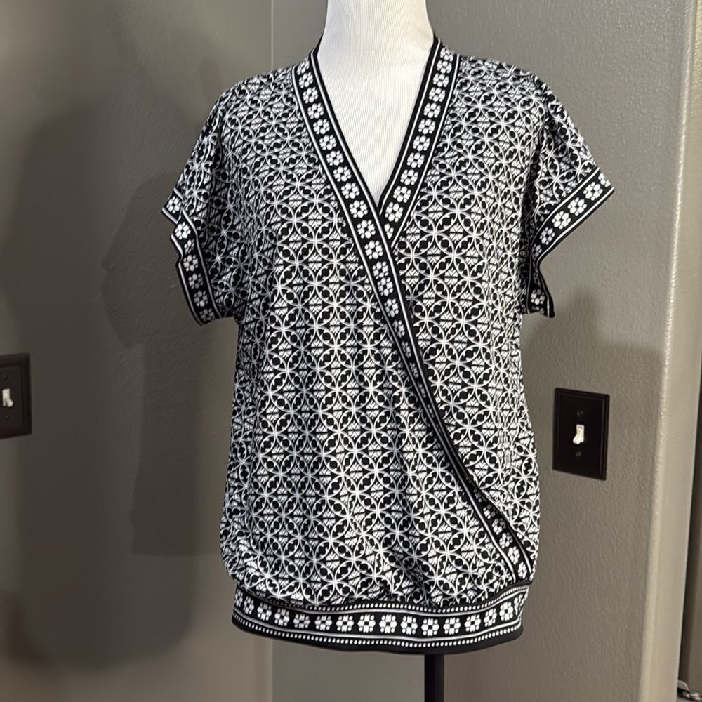 Max Studio Black and White Blouse Elegant Design